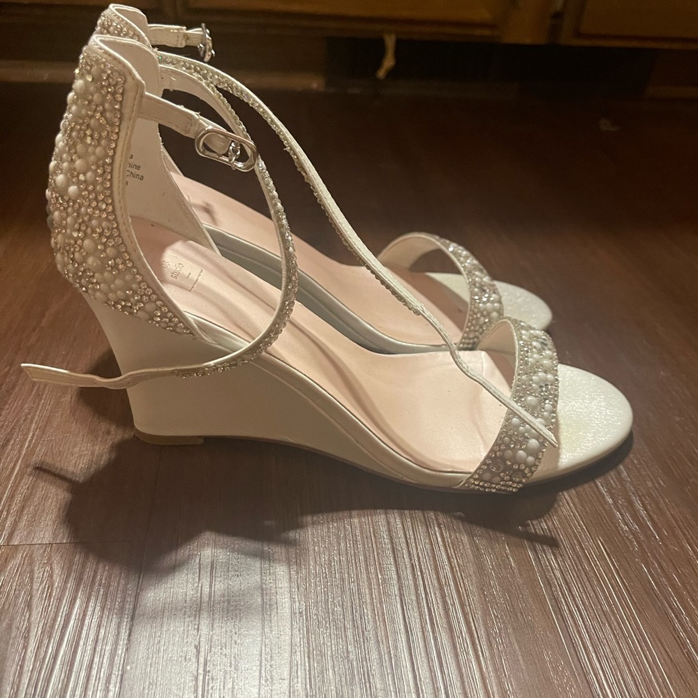 Davids Bridal heels, size 8 1/2, white shimmery color with pearls!